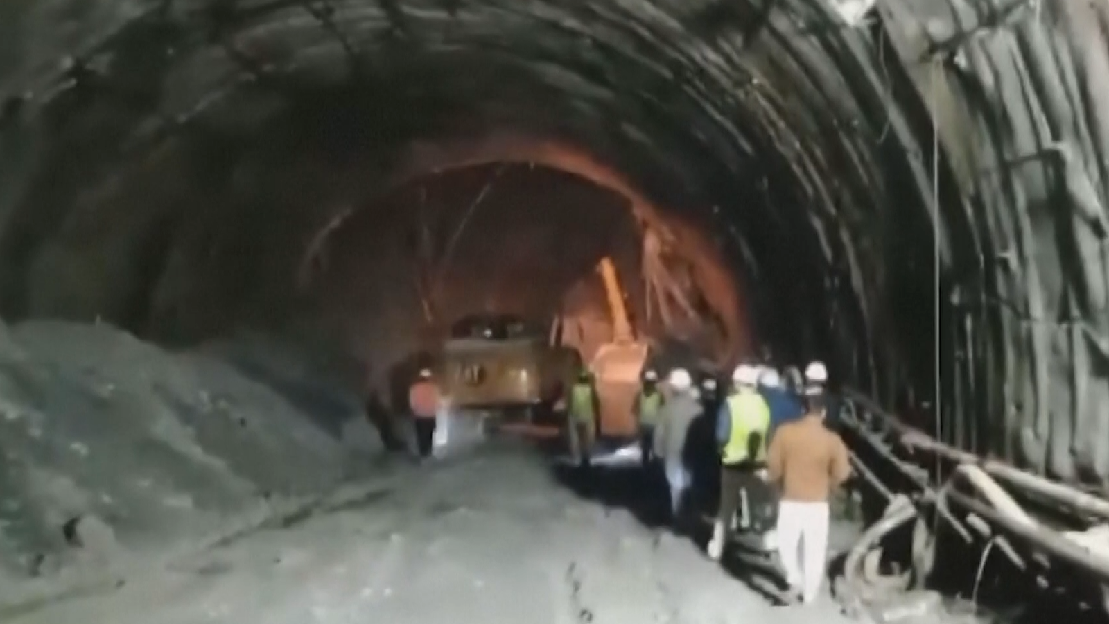 Всички блокирани са работили по тунела според служители които казаха