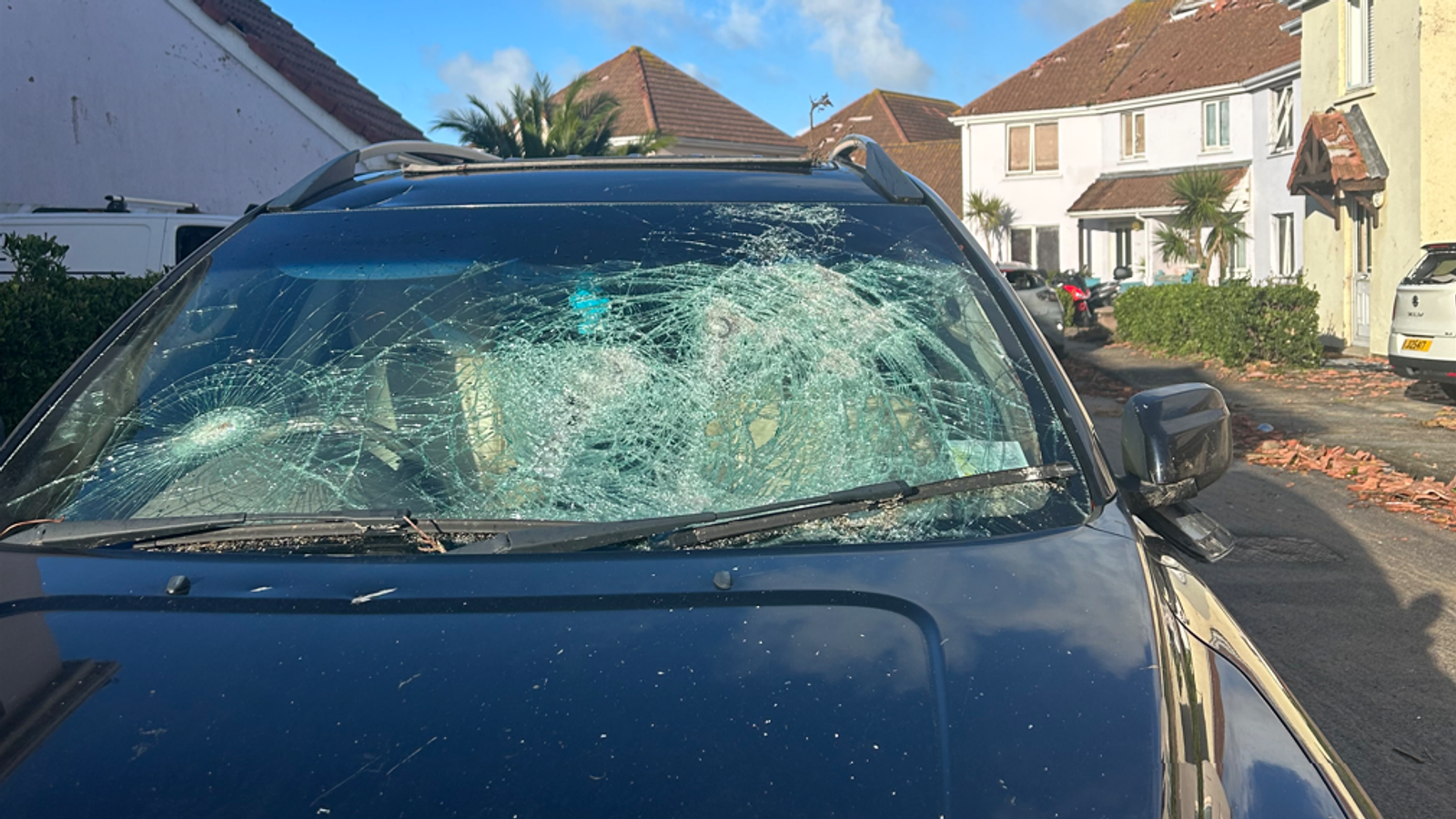 «Ужасающий» Шторм Кьяран оставляет разбитые машины и разрушает дома в Джерси |  Новости Великобритании