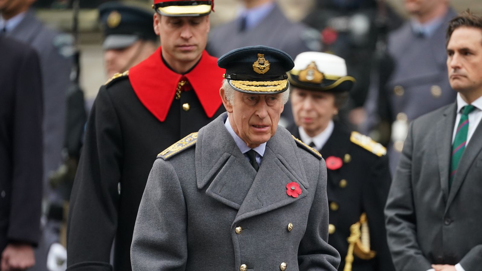 King leads Remembrance Day service at Cenotaph