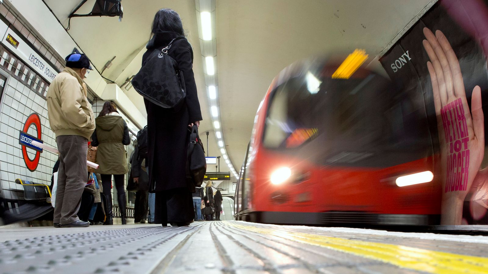 Британската транспортна полиция каза че жертвата е чакала на платформа