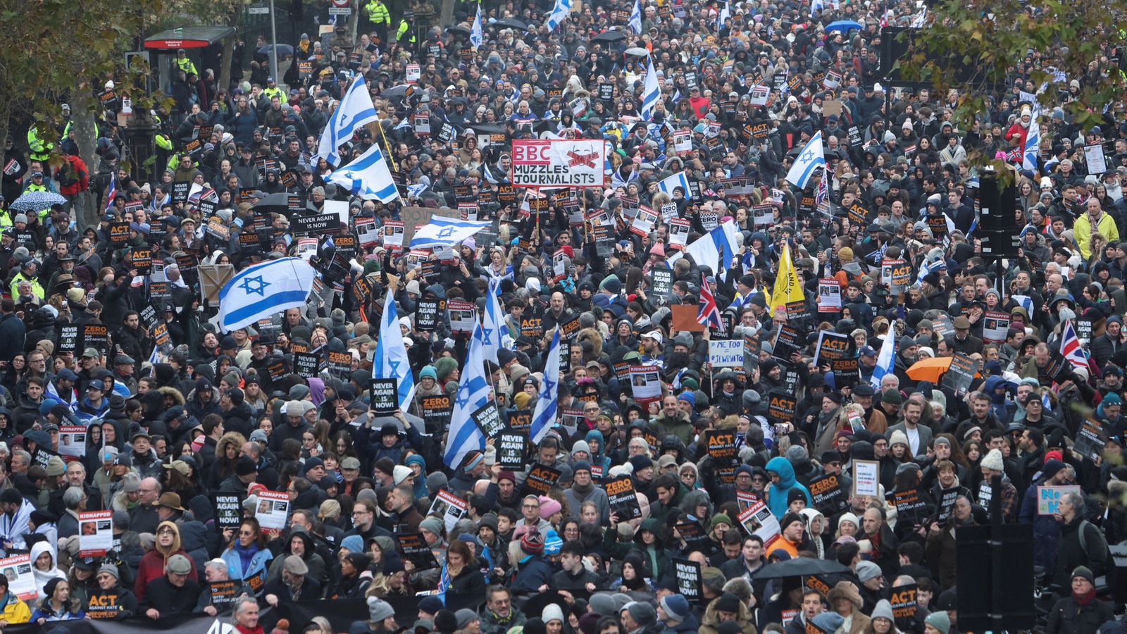 Войната между Израел и Хамас: 60 000 излизат по улиците на Лондон в марш срещу антисемитизма