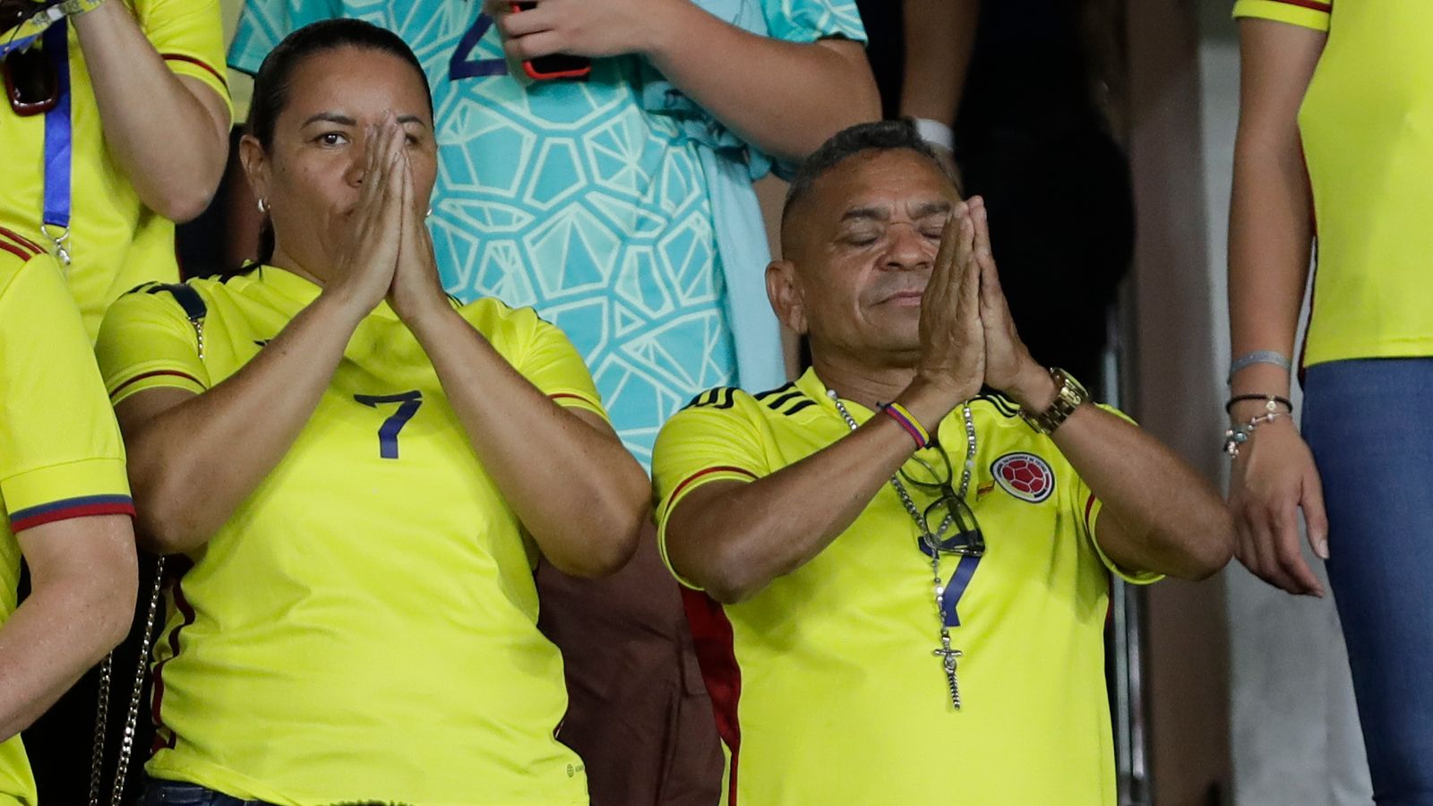 Отец Луиса Диаса плачет, когда его сын забивает два гола за Колумбию в ворота Бразилии через несколько дней после того, как его освободили похитители |  Новости мира