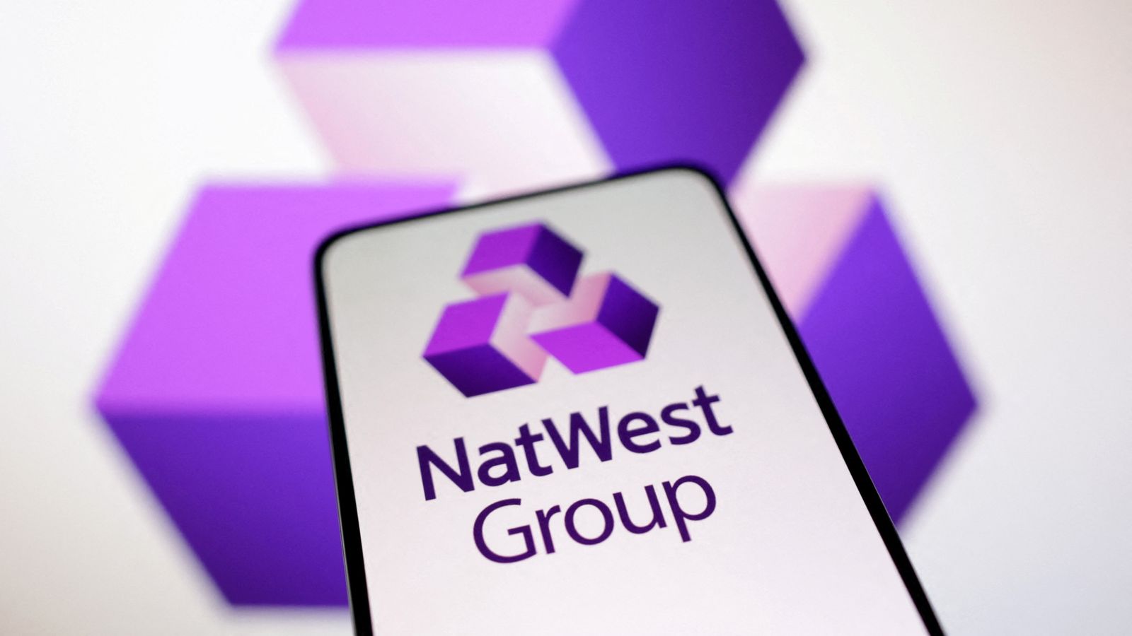 NatWest ще изплати бонус от 350 милиона паунда, докато министрите подготвят продажбата на акции