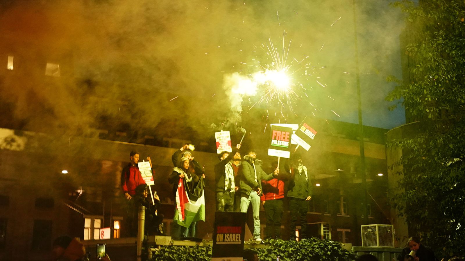 Изображение: Хората запалиха фойерверки по време на пропалестински протест Полицията