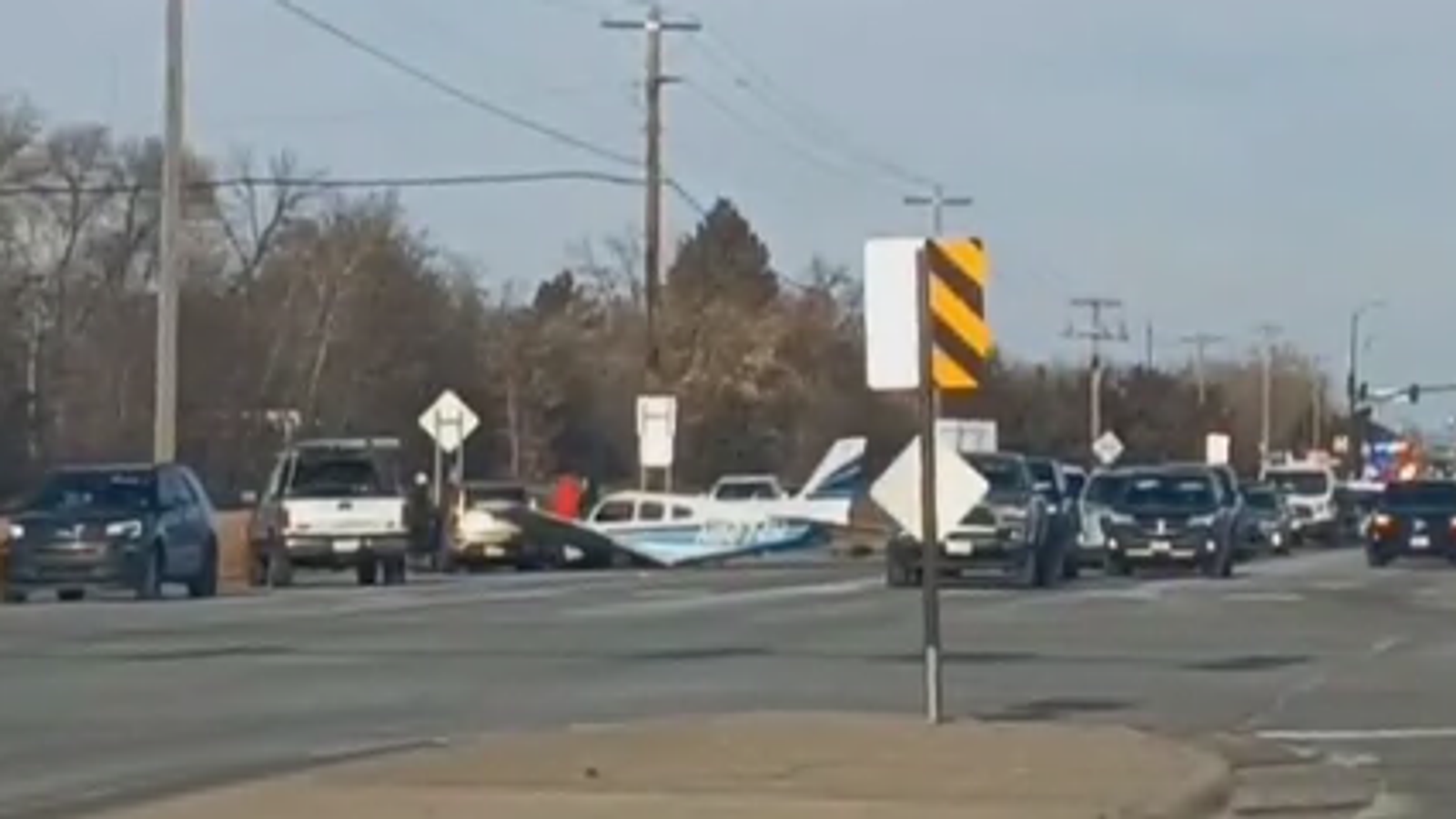 US Small plane crashes onto busy highway in Minneapolis, Minnesota