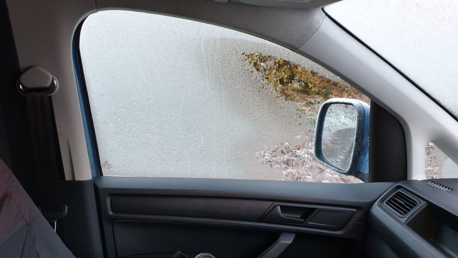 Предупреждение за зимно време, след като на мъж беше забранено да се движи по пътищата за шофиране със замръзнало предно стъкло и прозорци