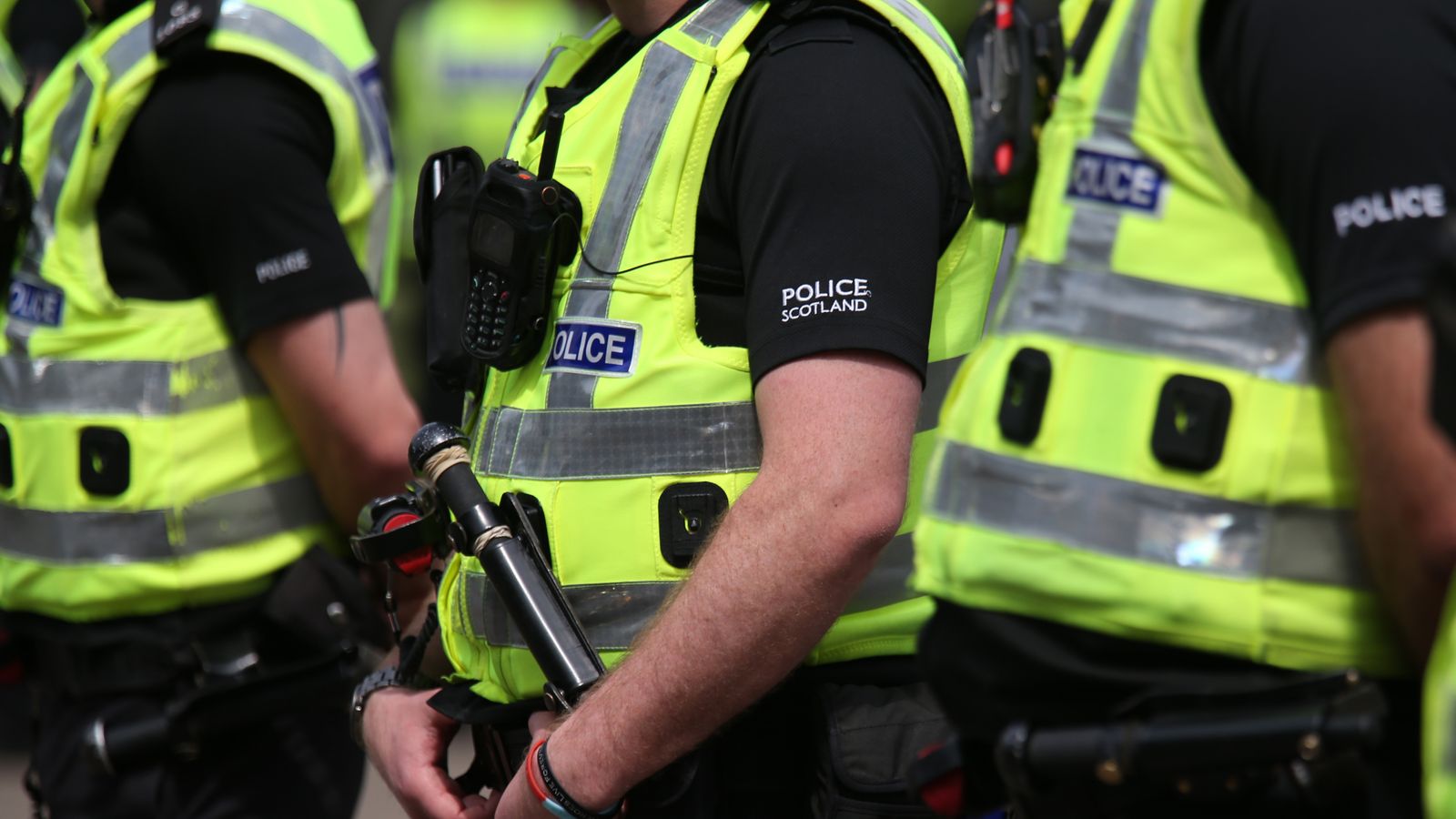 Служители на шотландската полиция бяха отстранени поради твърдения, че са „изпуснали подробности за колеги под прикритие на организирана престъпна банда“