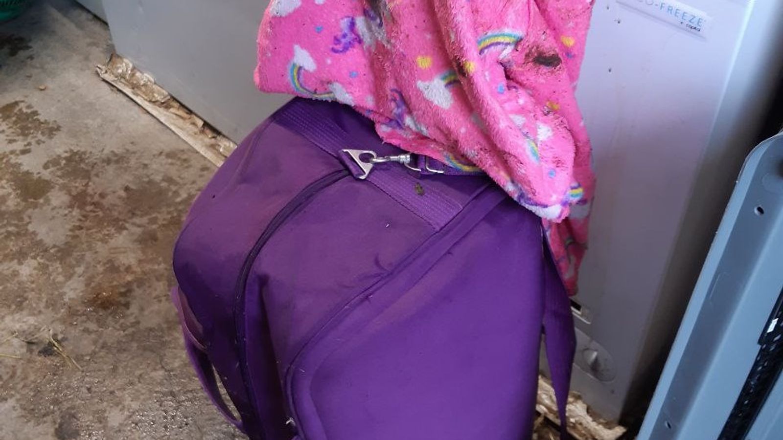 Куфарът е бил частично опакован в детско розово поларено горнище.Спешните