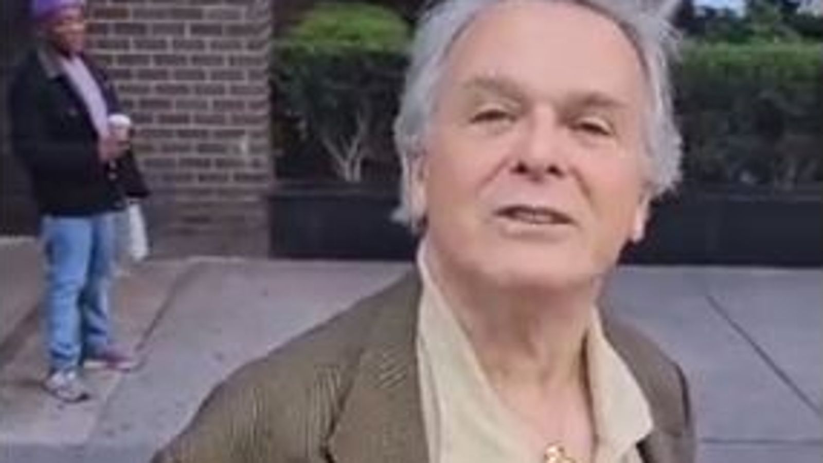 Видео на 64 годишния спор с неидентифицирания мъж за войната