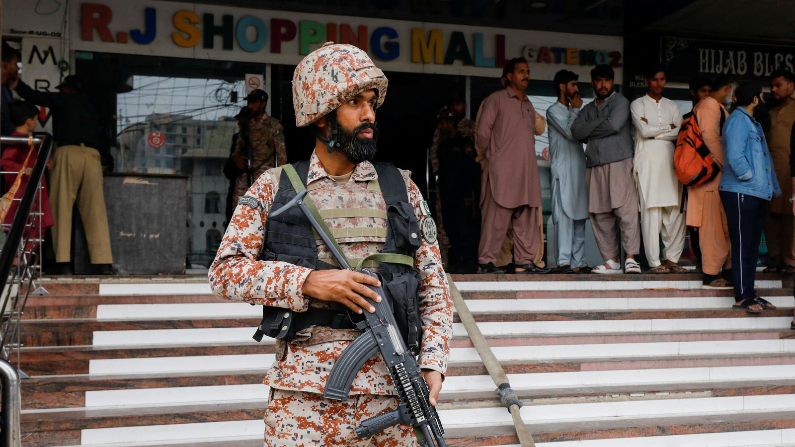 Пожар в Пакистан: Пожар в търговски център уби най-малко 10 души и рани повече от 20 други в Карачи