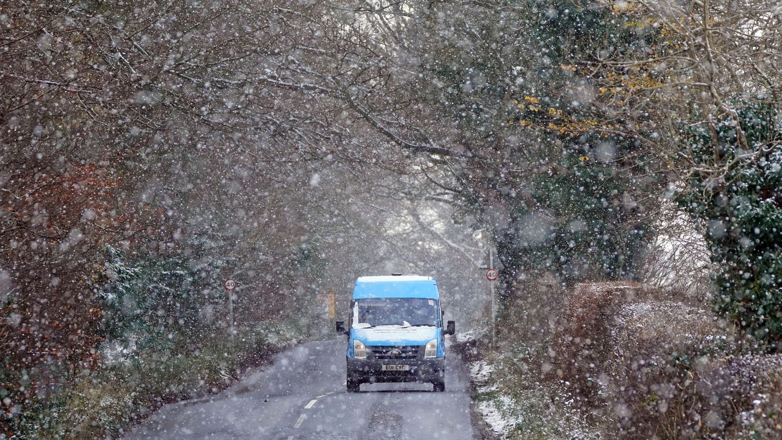 Времето в Обединеното кралство: „Валежи от сняг“ ще ударят части от Обединеното кралство, тъй като Met Office издава жълто предупреждение за лед