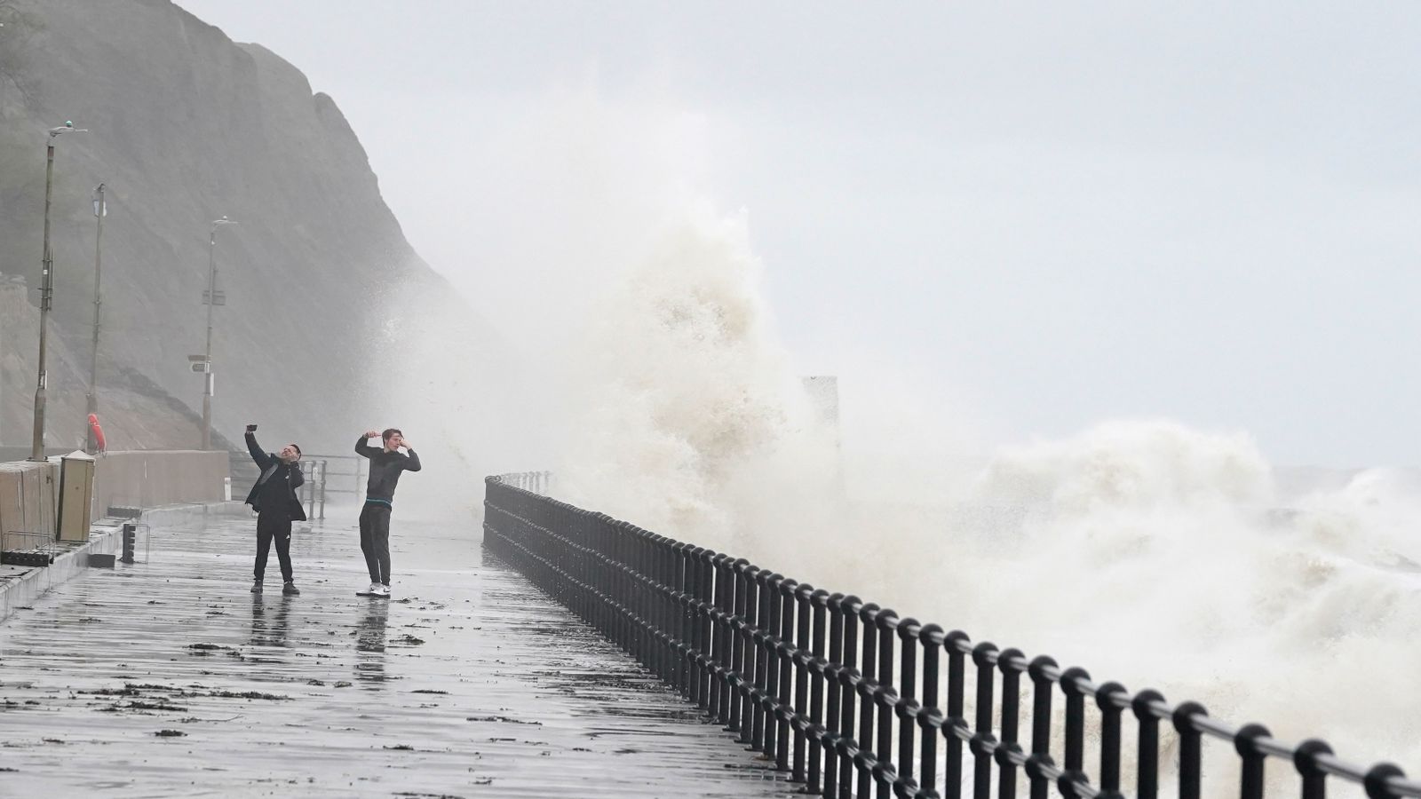 UK weather: Heavy rain warning issued – days after Storm Ciaran wreaks havoc |  UK News