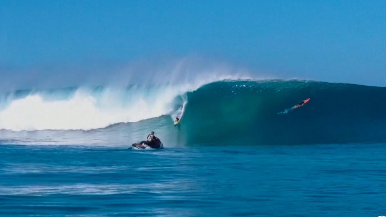 'A long way down!' Watch Australian break record for biggest paddlein