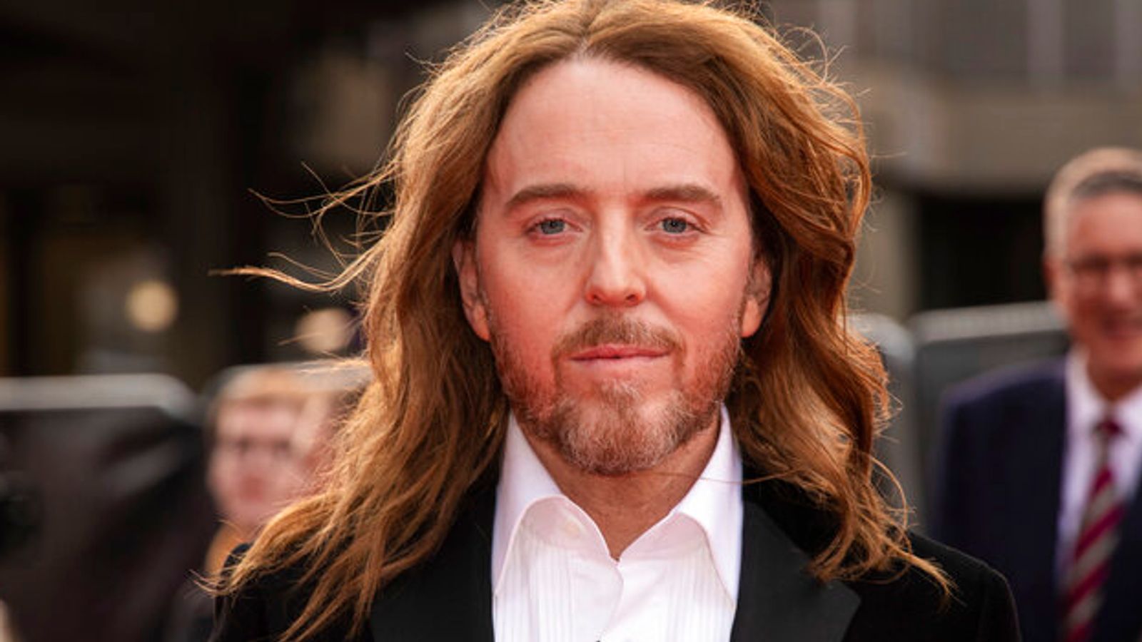 Tim Minchin pays tribute after saying his mom's loss of life on stage