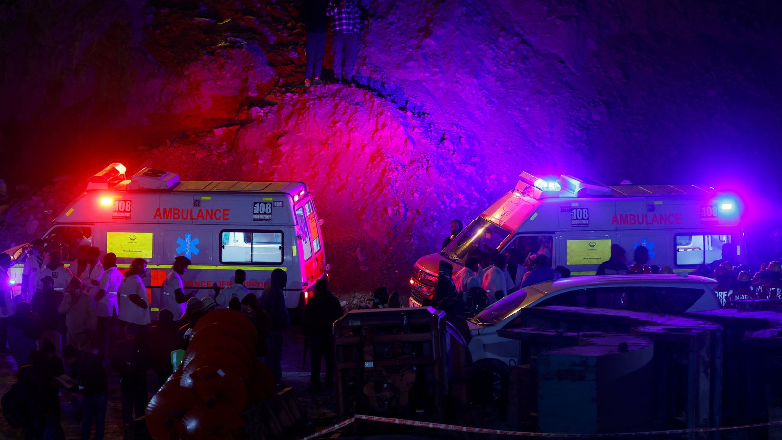 Линейките са подредени в устието на тунела готови да транспортират