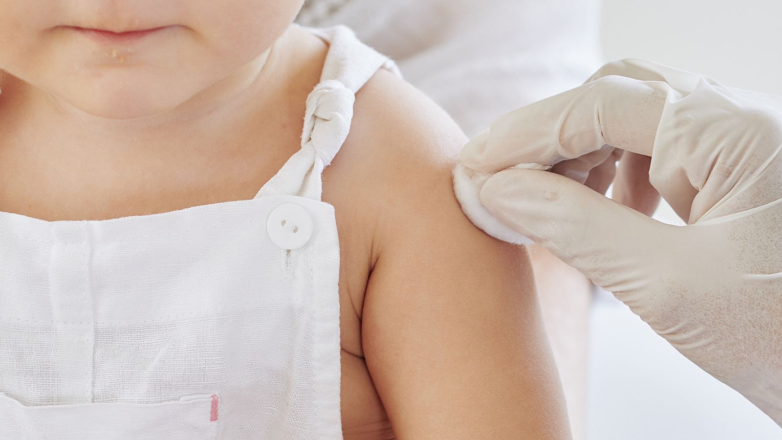 Chickenpox vaccine should be offered to all children on the NHS, experts recommend