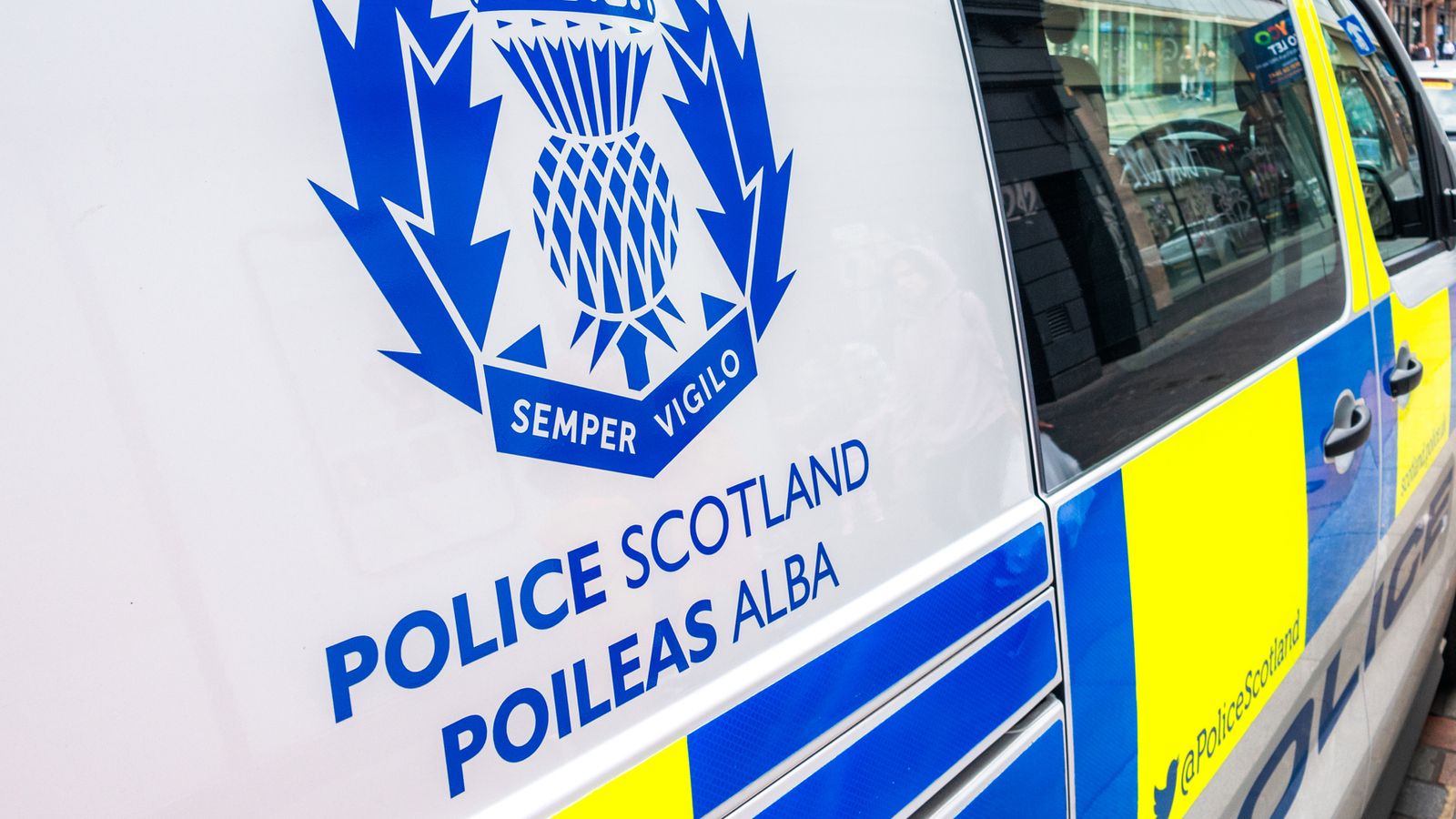 Говорител на шотландската полиция каза Служителите присъстваха разговаряха с обитателите