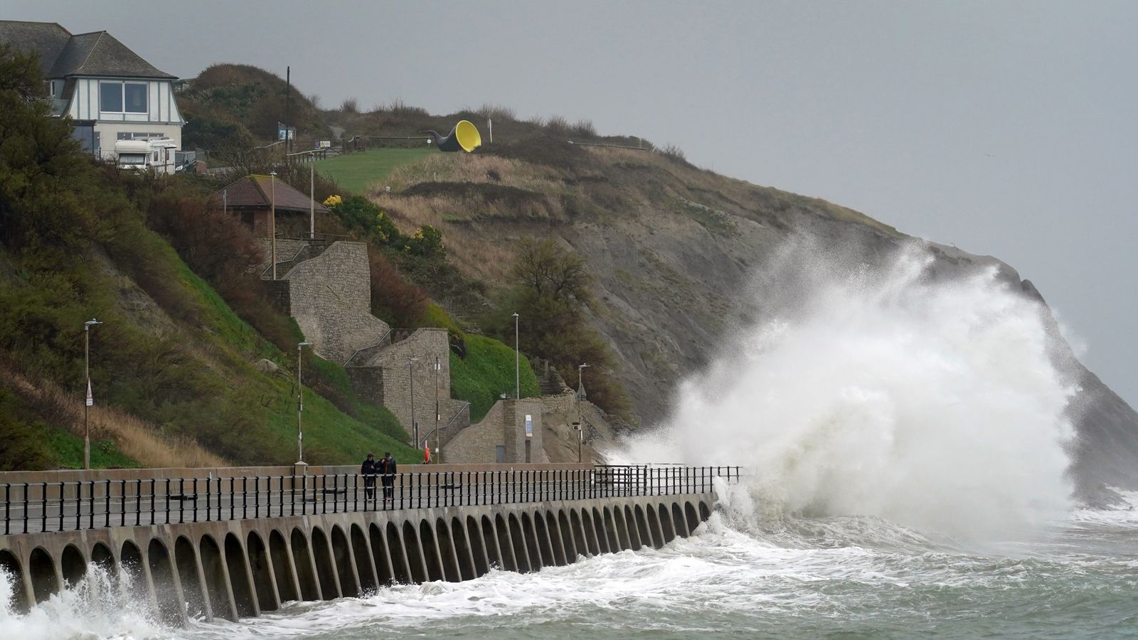 Времето в Обединеното кралство: Предупреждение „Опасност за живота“ при прогноза за вятър със скорост 80 мили в час