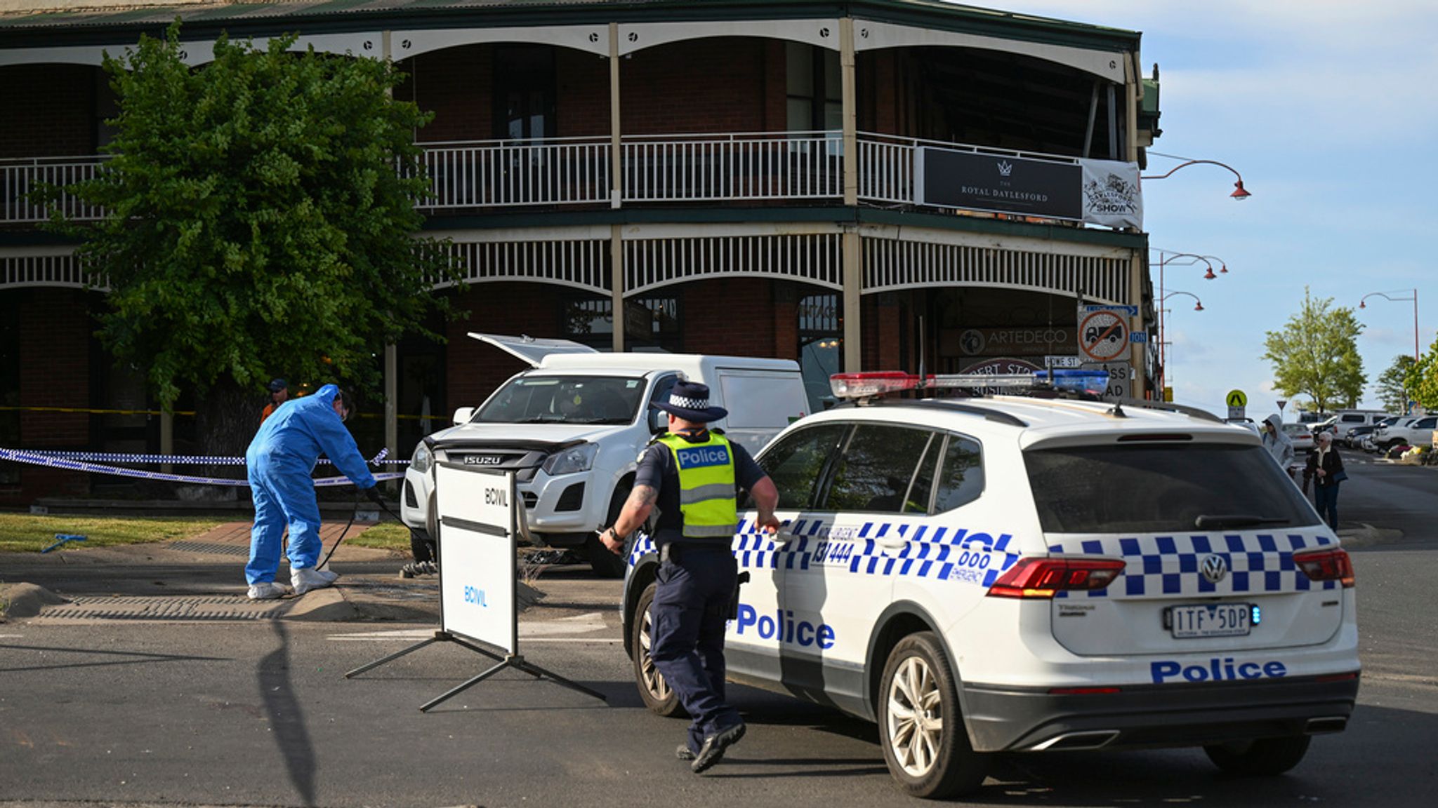 Australia: Five Killed And Six Injured After Car Crashes Into Pub Beer ...