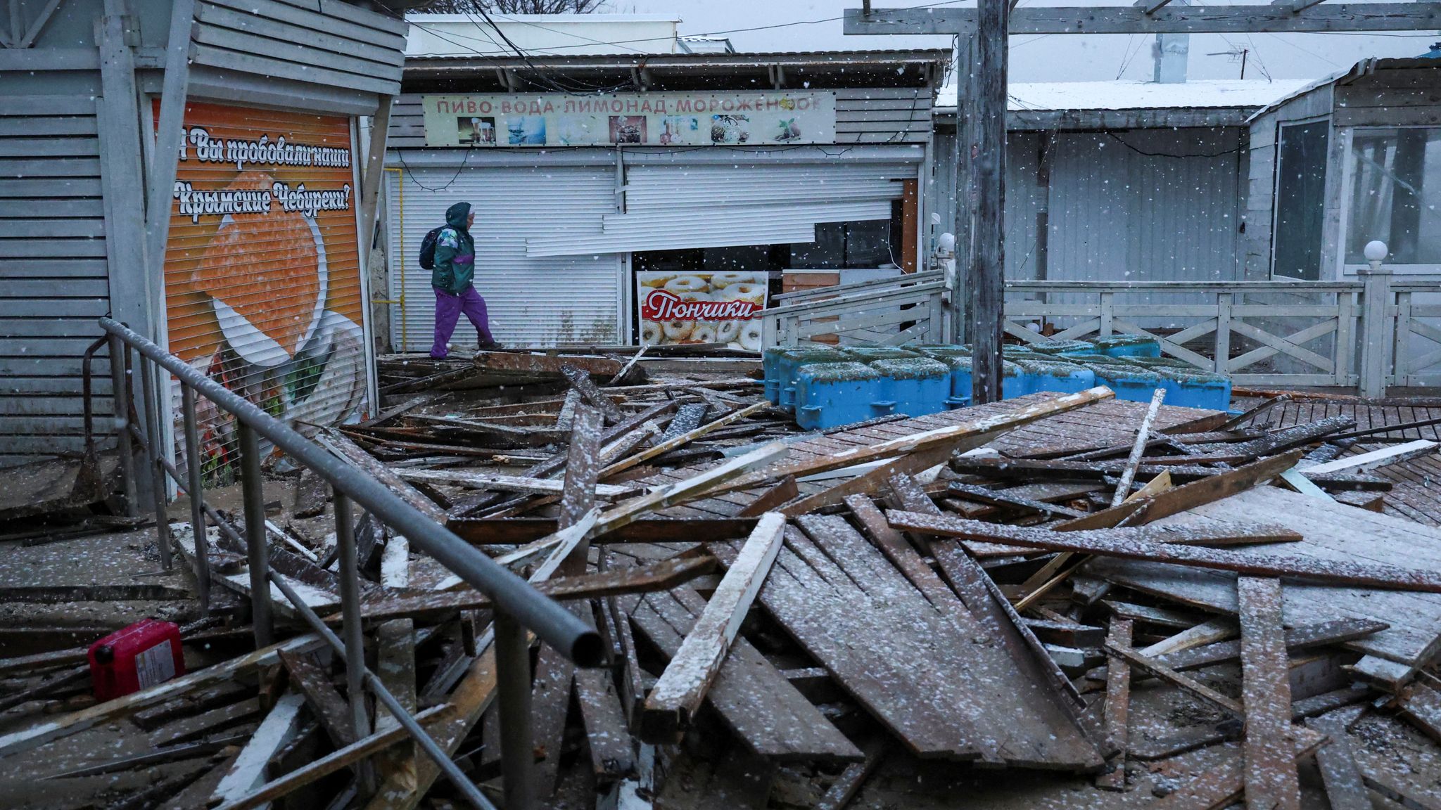 Crimea: Nearly 500,000 left without power after storm hits Black Sea ...