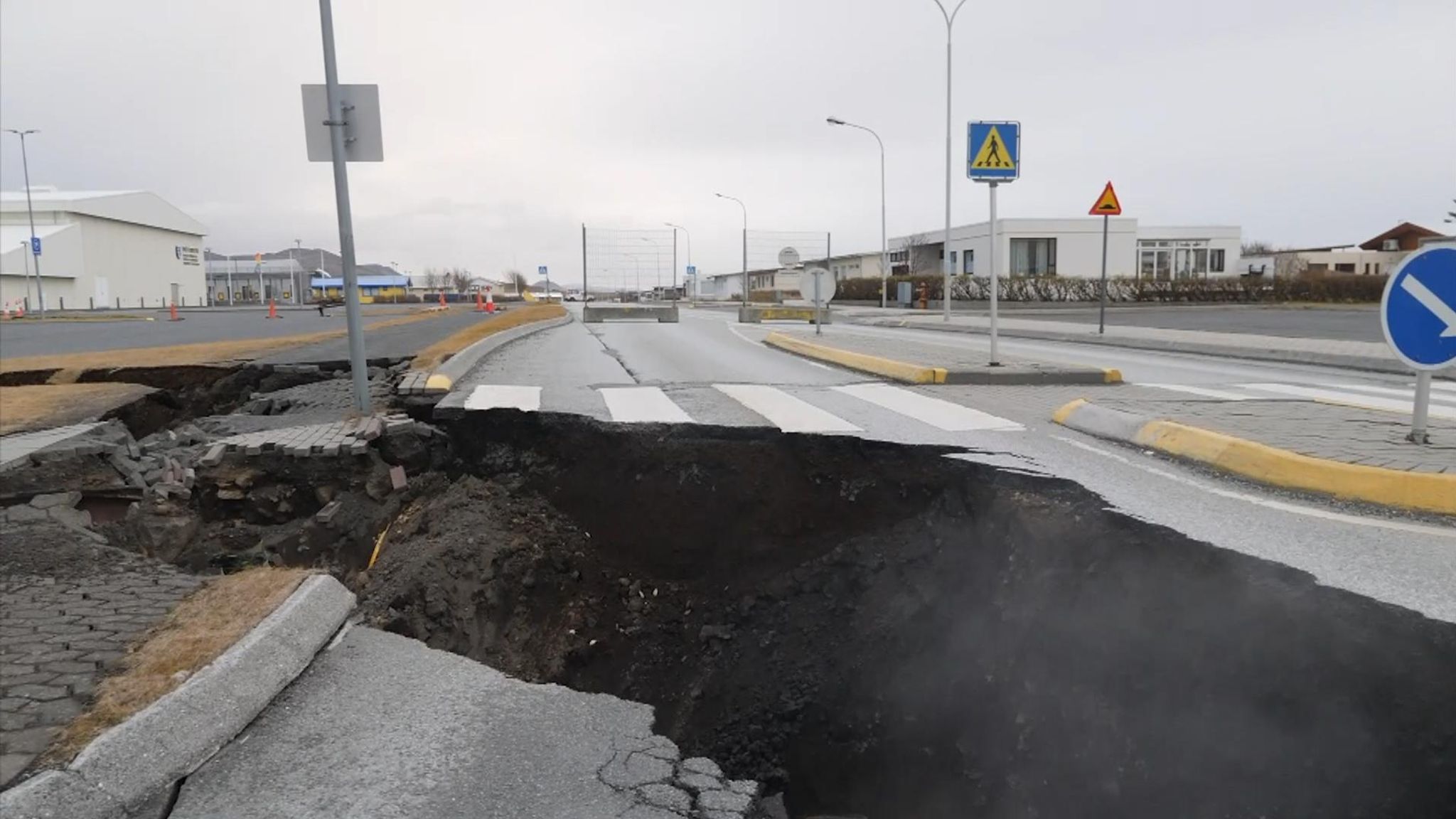 Inside Iceland 'ghost town' as earthquakes spark evacuation and magma ...