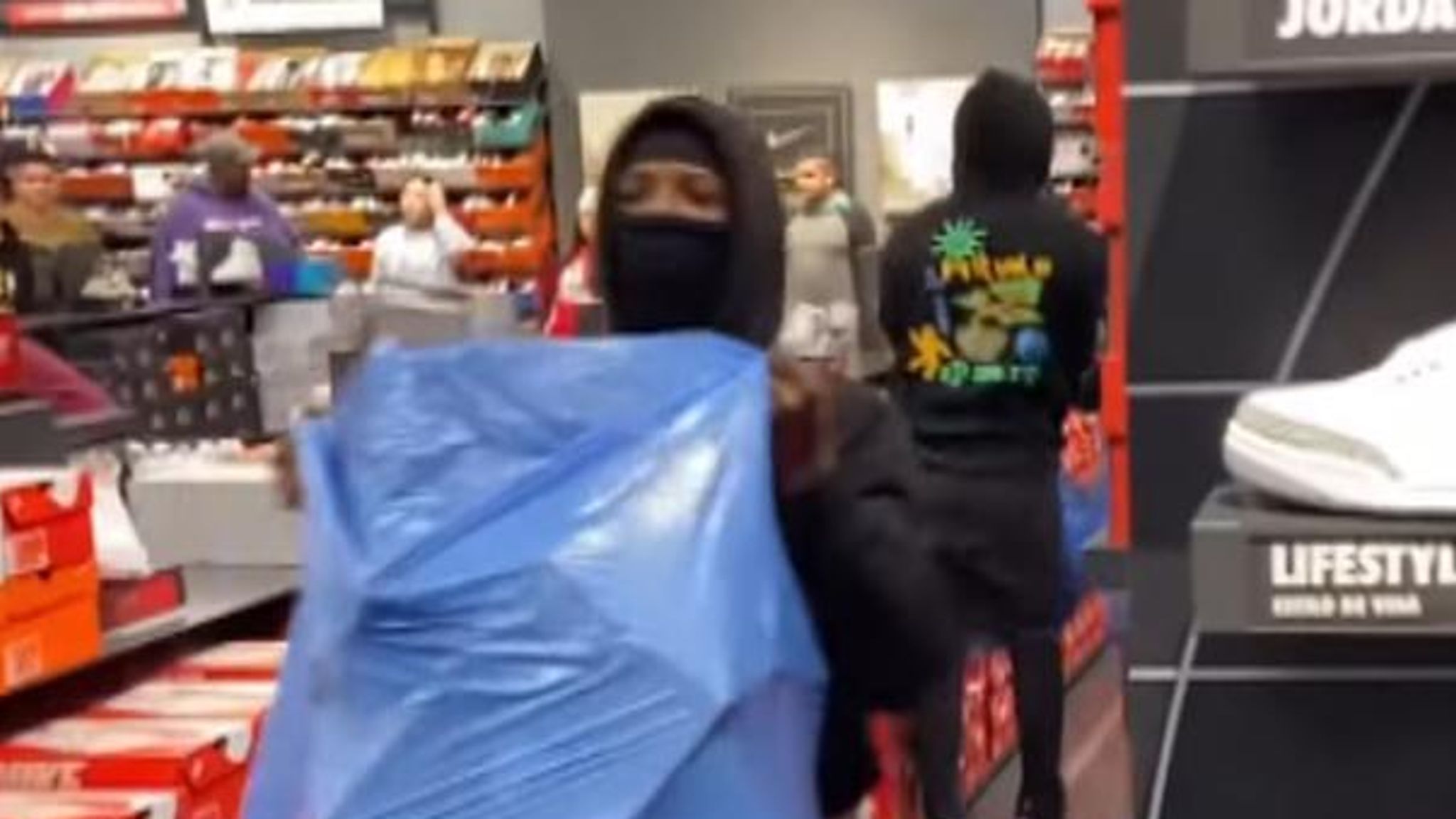 A flash mob has robbed a Nike store in Los Angeles stealing 12 000 worth of goods