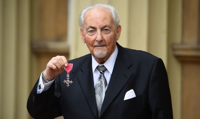 Veteran magician David Berglas dies - and never revealed secret to his 'holy grail' of magic tricks - Vimarsana News