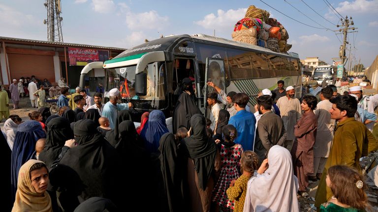 Deportation deadline drives thousands of Afghans out of Pakistan