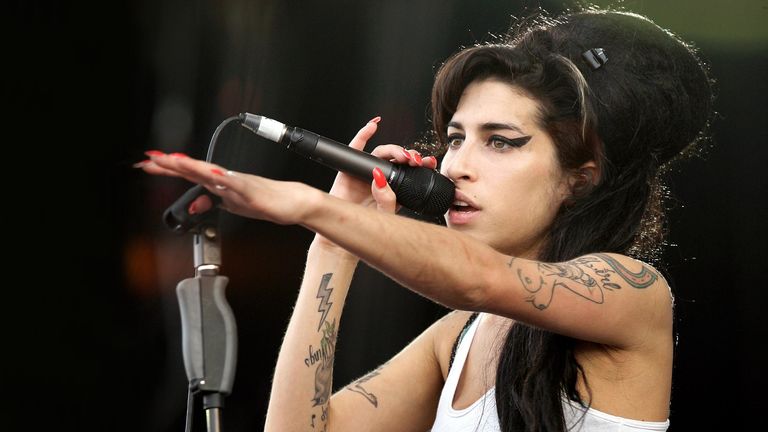 Amy Winehouse performing in 2007