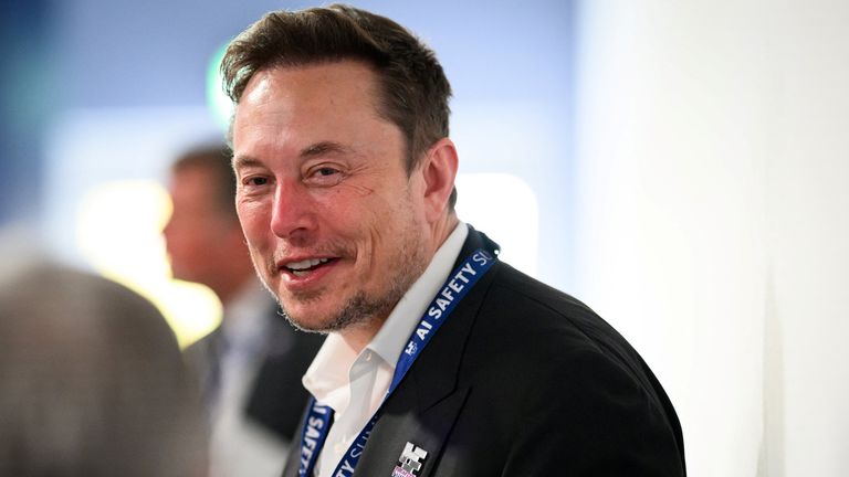 BLETCHLEY, İNGİLTERE - 1 KASIM: SpaceX, X (eski adıyla Twitter) ve Tesla CEO'su Elon Musk, 01 Kasım 2023'te İngiltere'nin Bletchley kentindeki Bletchley Park'ta düzenlenen Yapay Zeka Güvenliği Zirvesi'nin birinci gününde diğer delegelerle konuşuyor.  Birleşik Krallık Hükümeti, uluslararası hükümetleri, önde gelen yapay zeka şirketlerini, sivil toplum gruplarını ve araştırma uzmanlarını bir araya getirerek, özellikle kalkınmanın sınırında yapay zeka risklerini değerlendirmek ve bu risklerin nasıl azaltılabileceğini tartışmak üzere Yapay Zeka Güvenlik Zirvesi'ne ev sahipliği yapıyor.