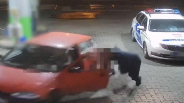 Man drives away from police, dragging two of them with hime