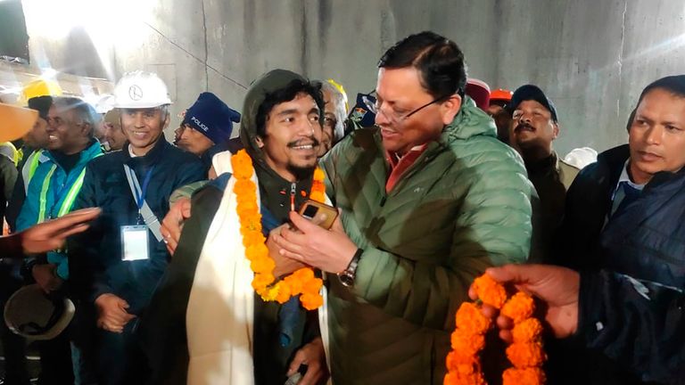 Pushkar Singh Dhami (z prawej), premier stanu Uttarakhand, wita pracownika uratowanego z miejsca zawalenia się tunelu drogowego w budowie w Uttarakhand w Indiach.  Zdjęcie: Departament Stanu Uttarakhand/AP