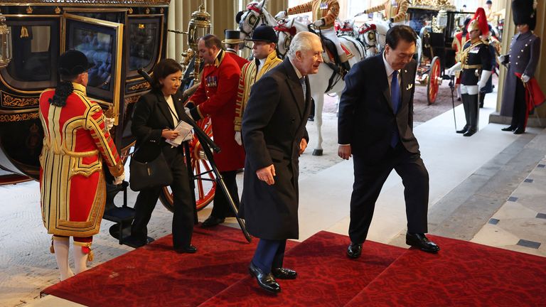 South Korea&#39;s President Yoon Suk Yeol and Britain&#39;s King Charles III arrive in the ceremonial State Carriage at Buckingham Palace , on the first day of a three-day state visit, in central London, Britain, November 21, 2023. DANIEL LEAL/Pool via REUTERS