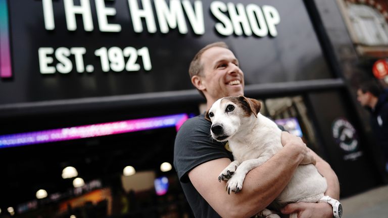 Le propriétaire de HMV, Doug Putman, avec le chien Holly devant le nouveau magasin HMV