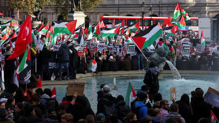 Göstericiler Trafalgar Meydanı'nda toplandı