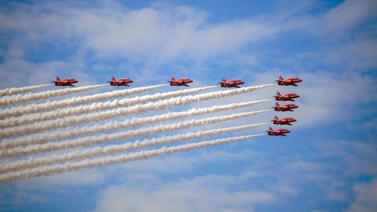 RAF Red Arrows gösteri ekibi, Merseyside'daki Southport sahilinde yıllık Southport Air Show'da performans sergiliyor.  Resim tarihi: 9 Eylül 2023 Cumartesi.