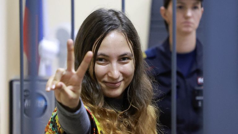 Skochilenko makes a peace sign in the courtroom 