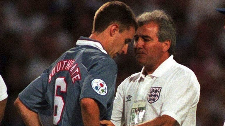 Venables tröstet Gareth Southgate nach seinem verschossenen Elfmeter bei Euro 96 (Bild: Action Images)
