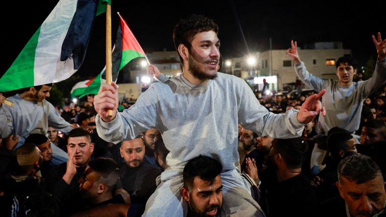 Released Palestinian prisoners react as they leave the Israeli military prison, Ofer, after hostages-prisoners swap deal between Hamas and Israel near Ramallah in the Israeli-occupied West Bank November 24, 2023. REUTERS/Ammar Awad
