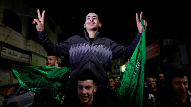 Released Palestinian prisoners react as they leave the Israeli military prison, Ofer, after hostages-prisoners swap deal between Hamas and Israel near Ramallah in the Israeli-occupied West Bank November 24, 2023. REUTERS/Ammar Awad