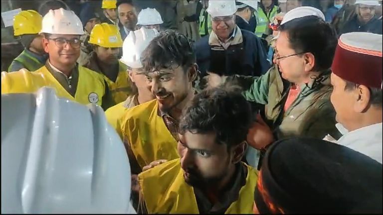 Workers rescued from tunnel