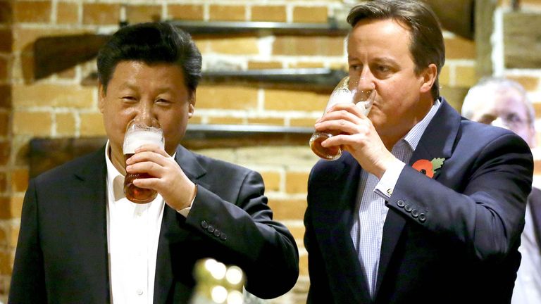 Britain's Prime Minister David Cameron (R) drinks beer with Chinese President Xi Jinping at a pub in Princes Risborough, near Chequers, England, October 22, 2015.  REUTERS/Kirsty Wigglesworth/Pool      TPX IMAGES OF THE DAY