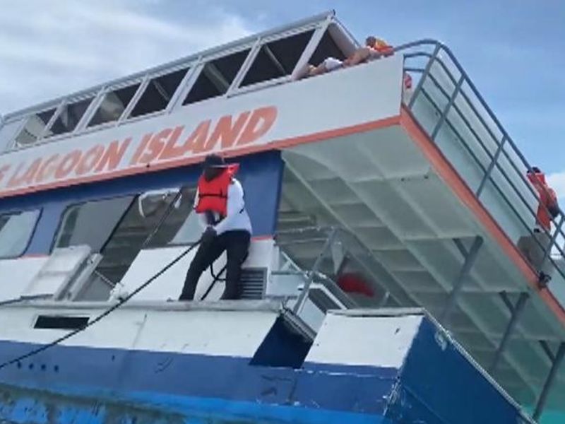 Passenger captures moment tourist boat capsizes in the Bahama