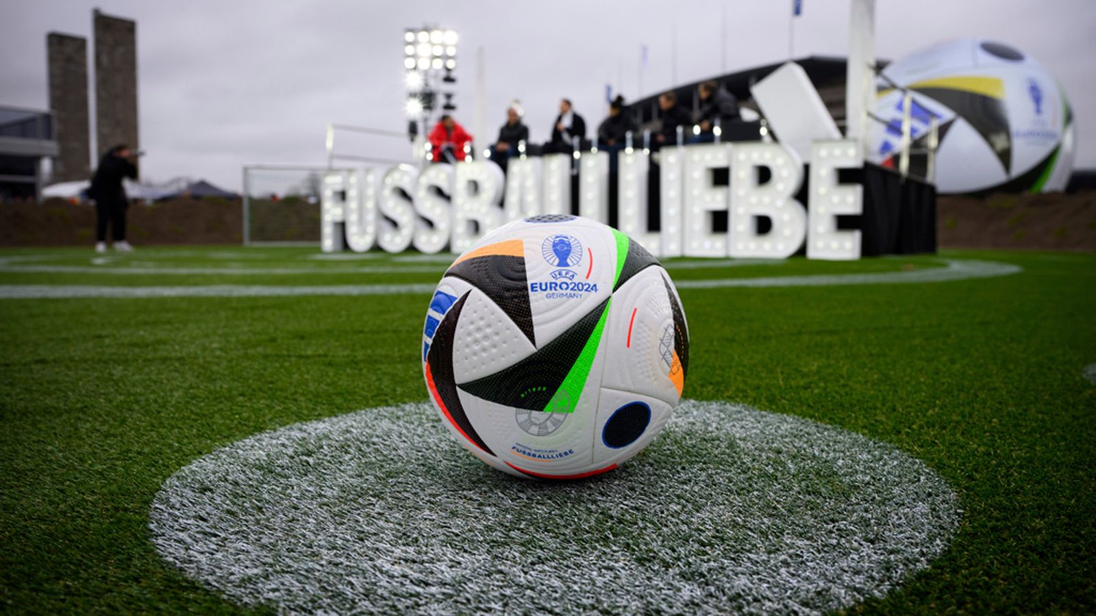 Der Mikrochip wird im Adidas-EM-2024-Ball eingesetzt, um Schiedsrichtern bei der Entscheidungsfindung im Handspiel zu helfen |  Weltnachrichten