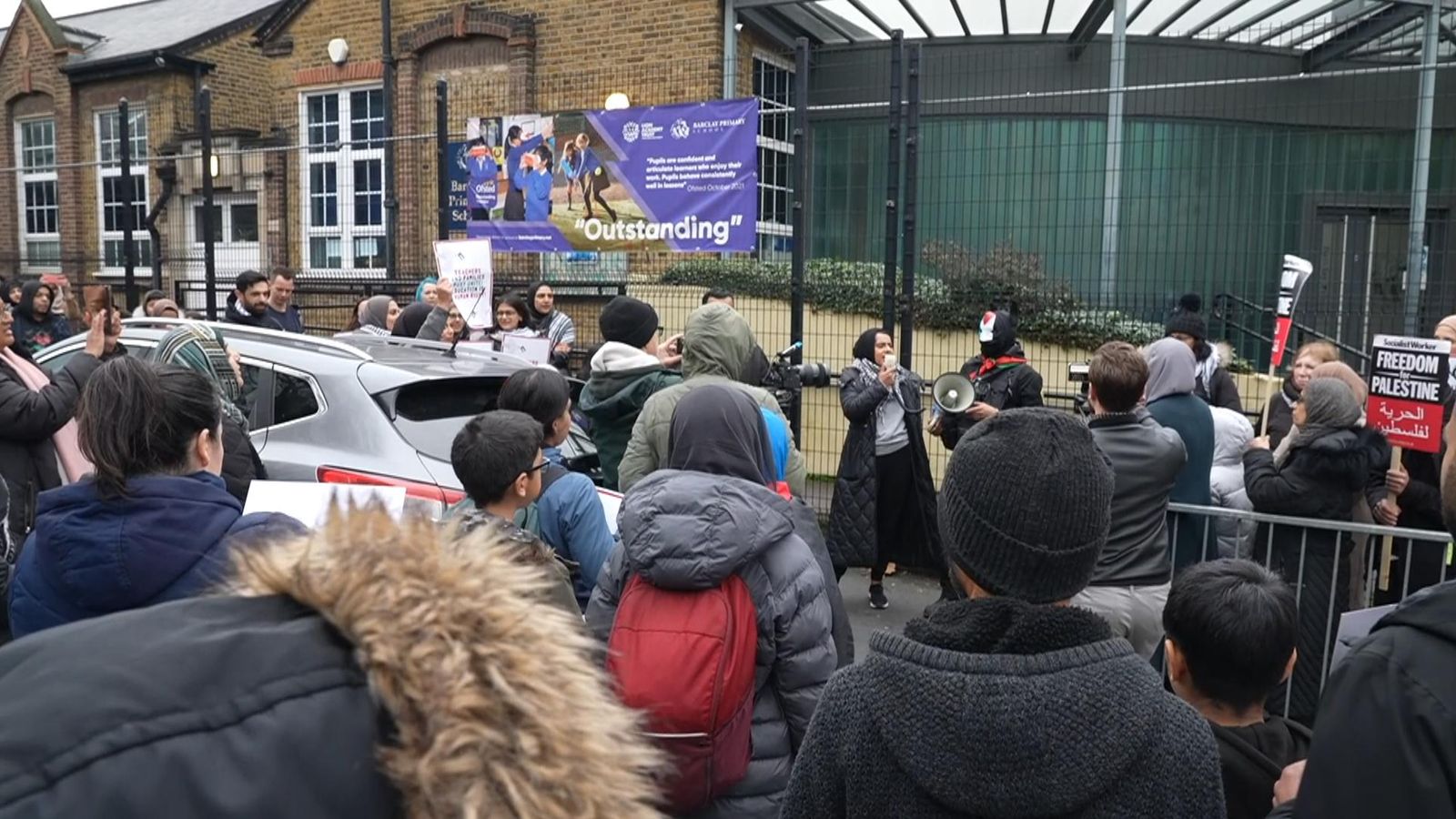 Основното училище в Лондон беше принудено да затвори след „злонамерени“ и „фалшиви“ твърдения, че учители са тормозили палестинско момче