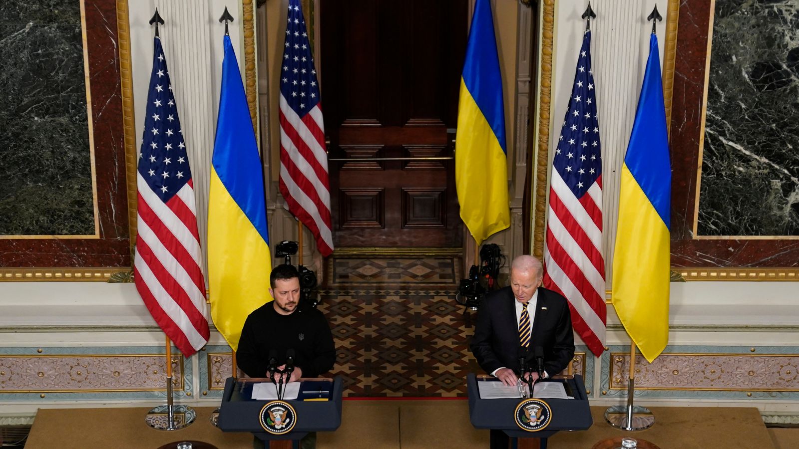 Байдън обещава подкрепа на Украйна „колкото можем“, но фината промяна на езика ще накара Зеленски да потръпне