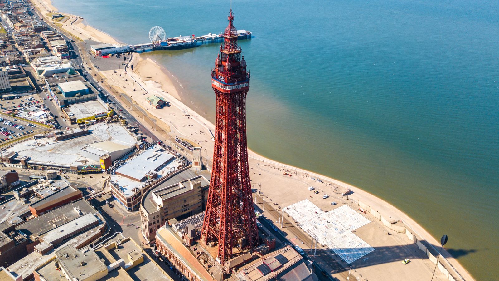 Акробатът се възстановява добре каза говорител на Blackpool Tower Артистът