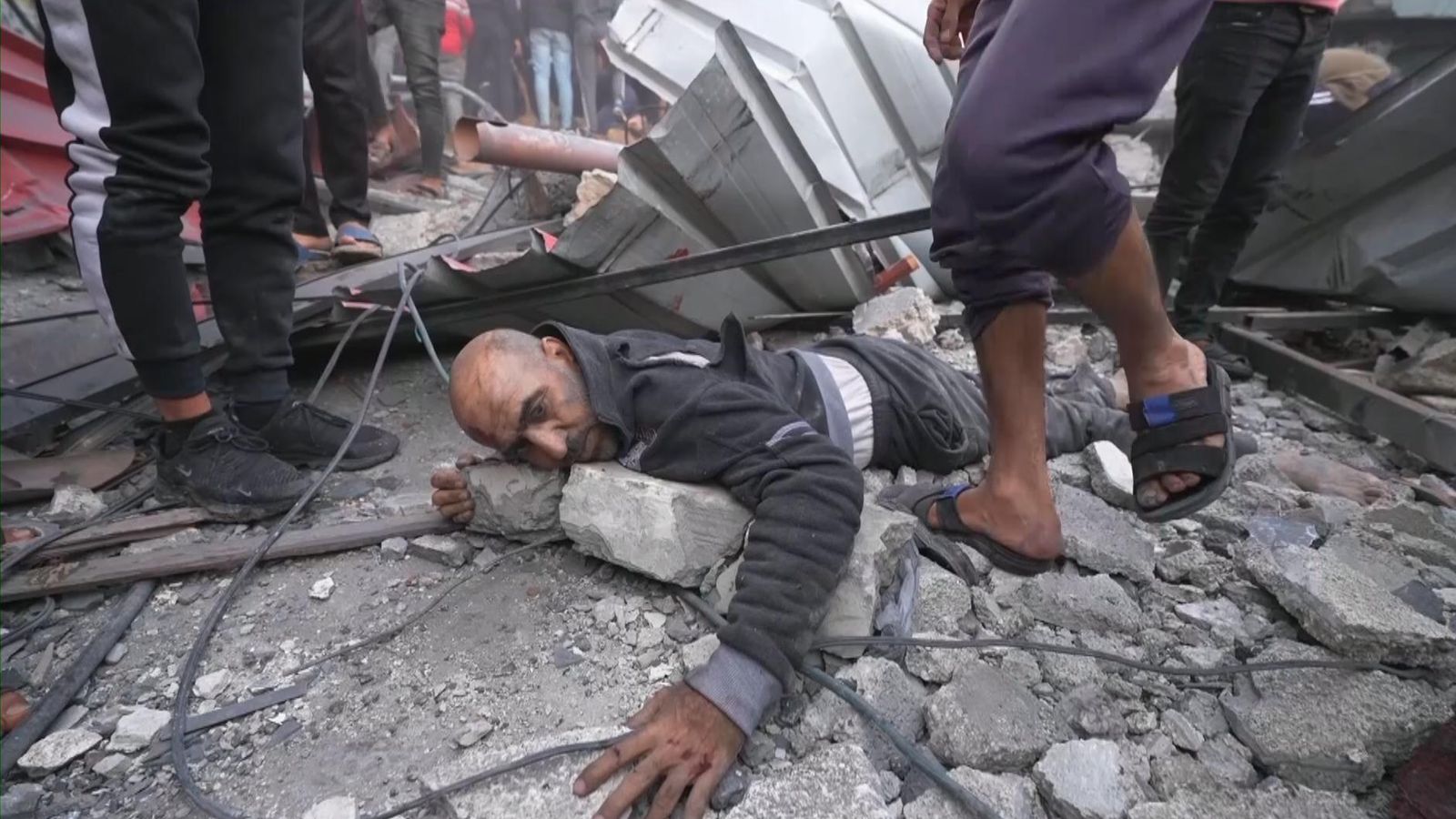 Sky News става свидетел на хаоса от удара на израелски дрон в Газа, докато мъртво дете е извадено от развалините