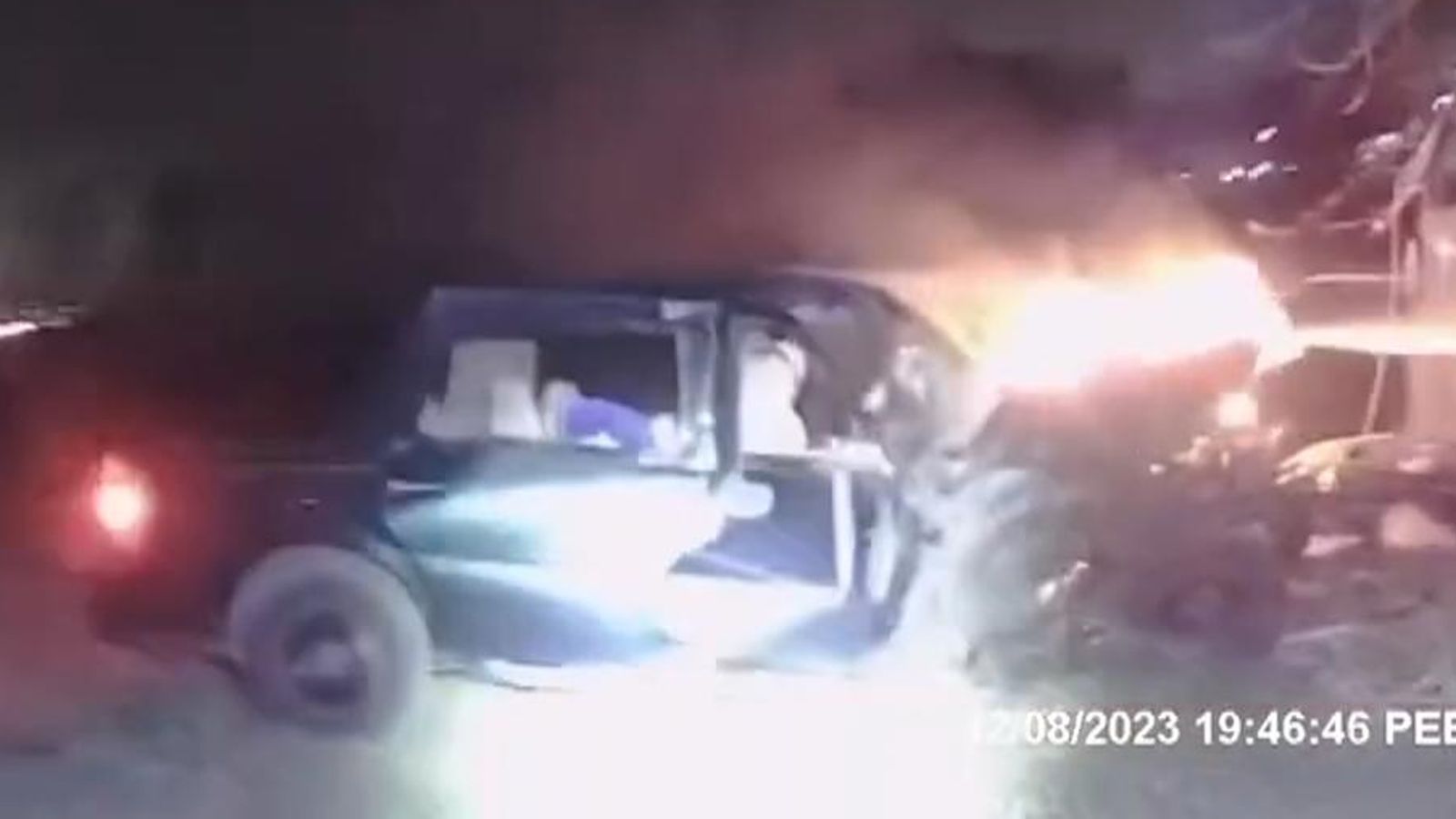 Indiana: Moment police officers rescue injured driver from burning car ...