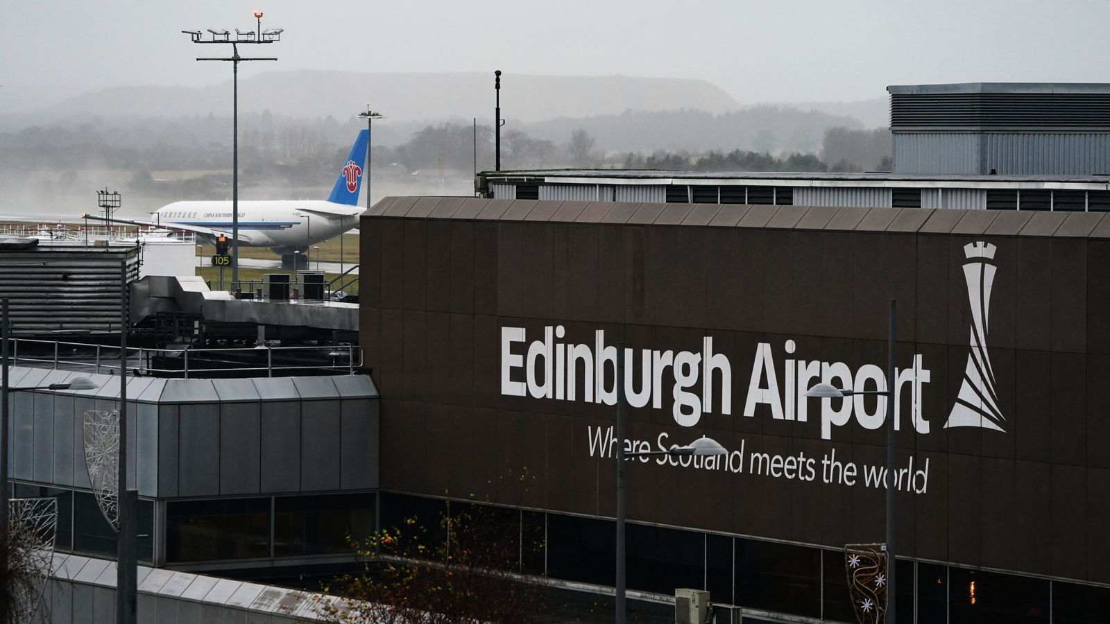 Пътник почина след падане от асансьор на летището в Единбург
